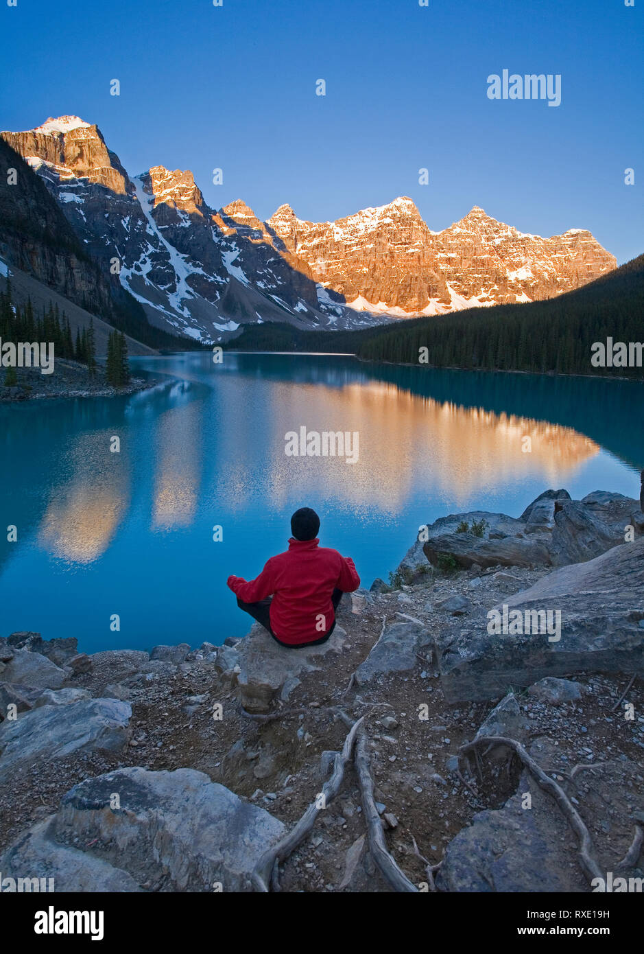 Mittleres Alter Mann Meditation am frühen Morgen Am Moraine Lake, Banff National Park, Alberta, Kanada Stockfoto