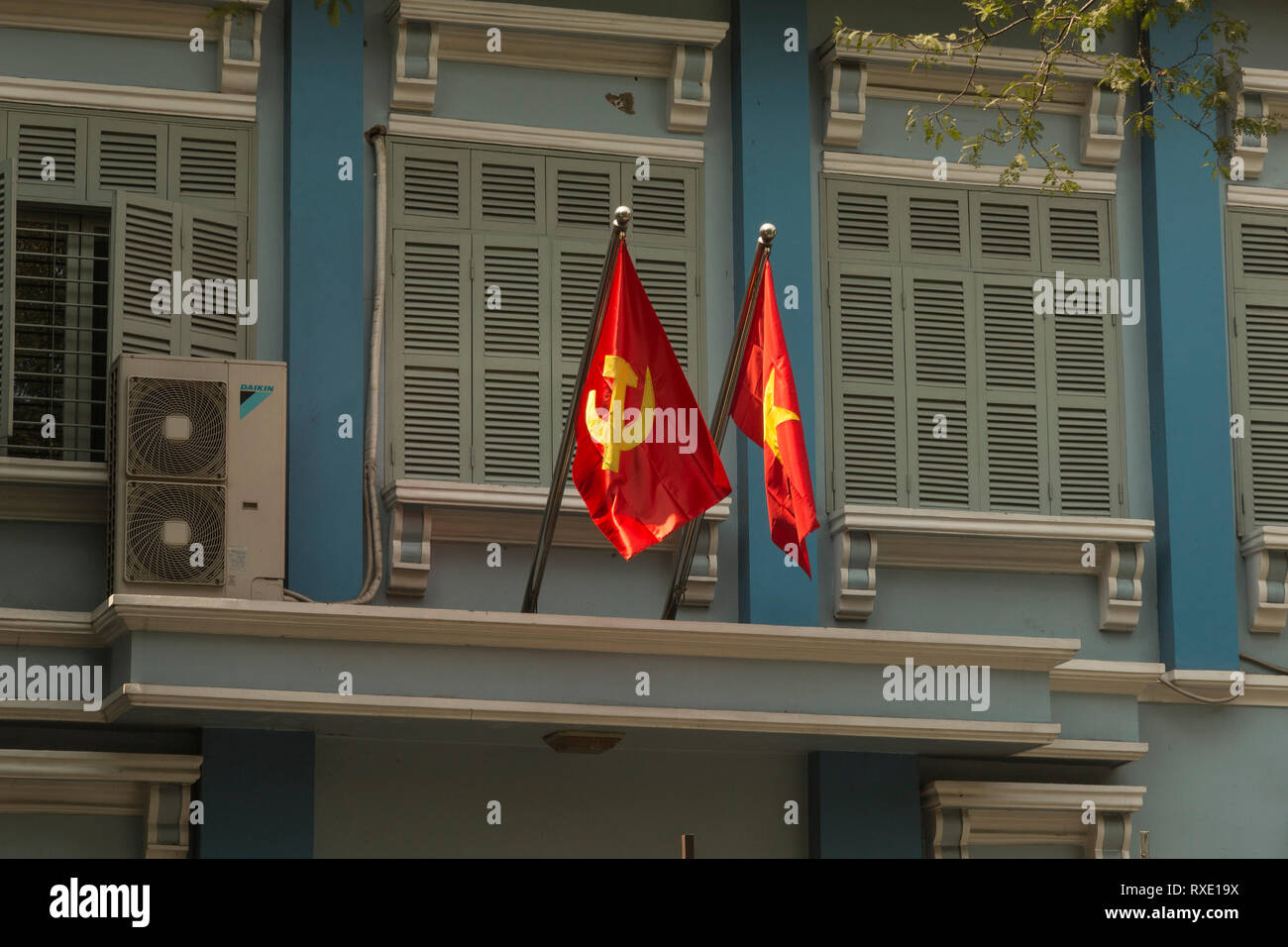 Staatliche vietnamesische und die Kommunistische Partei Flags Stockfoto