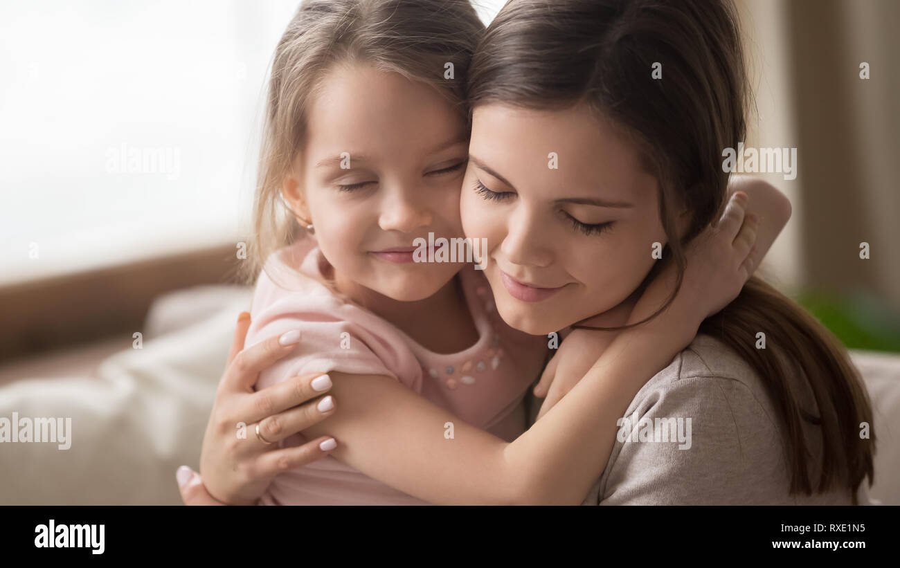 Liebevolle Familie Mutter umarmen kleine Kind Tochter Gefühl der Liebe Verbindung Stockfoto