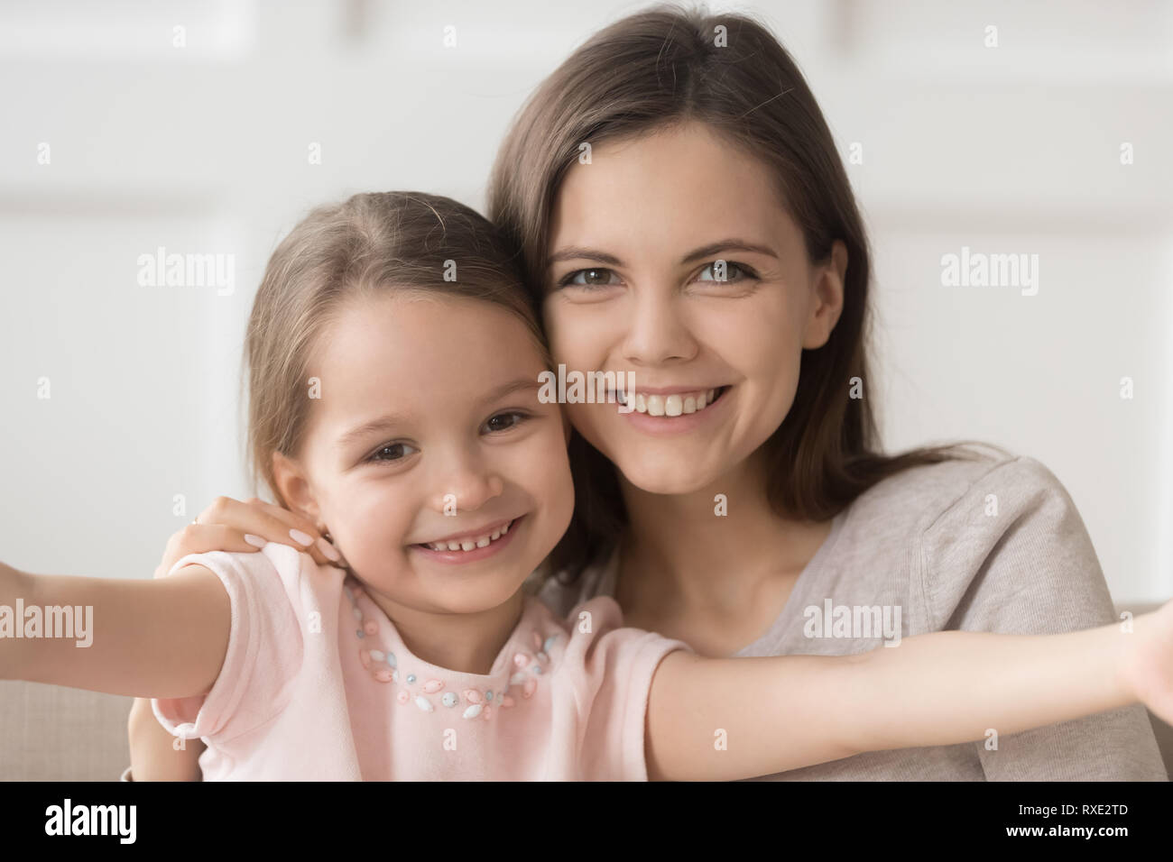 Headshot der glückliche Familie, Mutter und Kind Tochter umarmen Verklebung Stockfoto