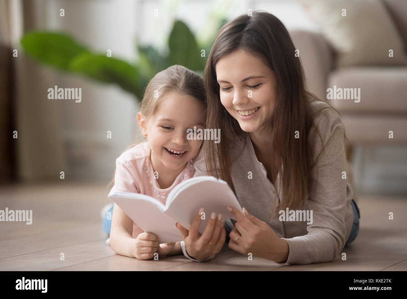 Glückliche Familie mama Baby sitter und Kid Tochter Buch lesen Stockfoto