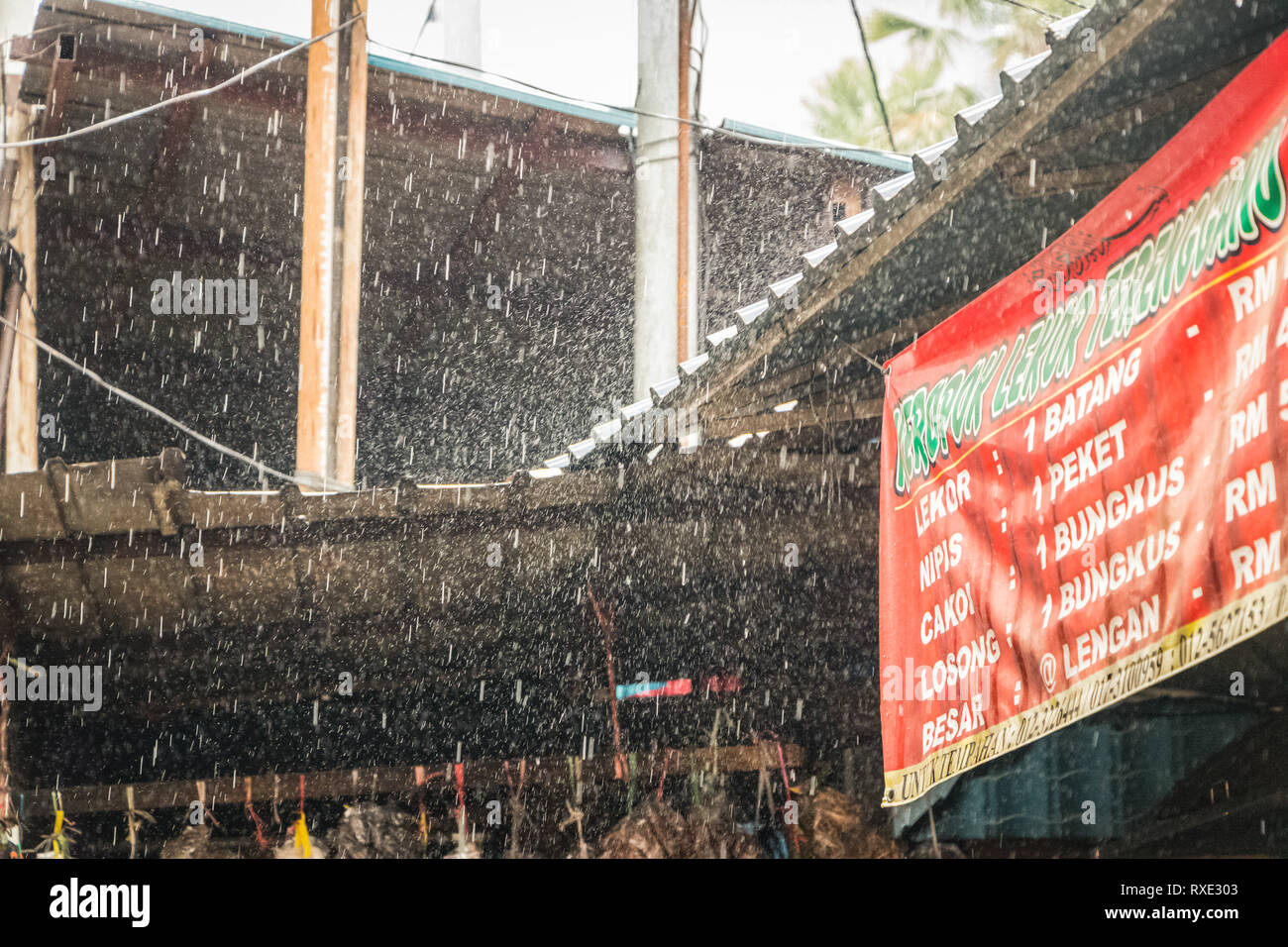 Tropischen Regensturm über Dach in Chow Kit Markt, Kuala Lumpur Stockfoto