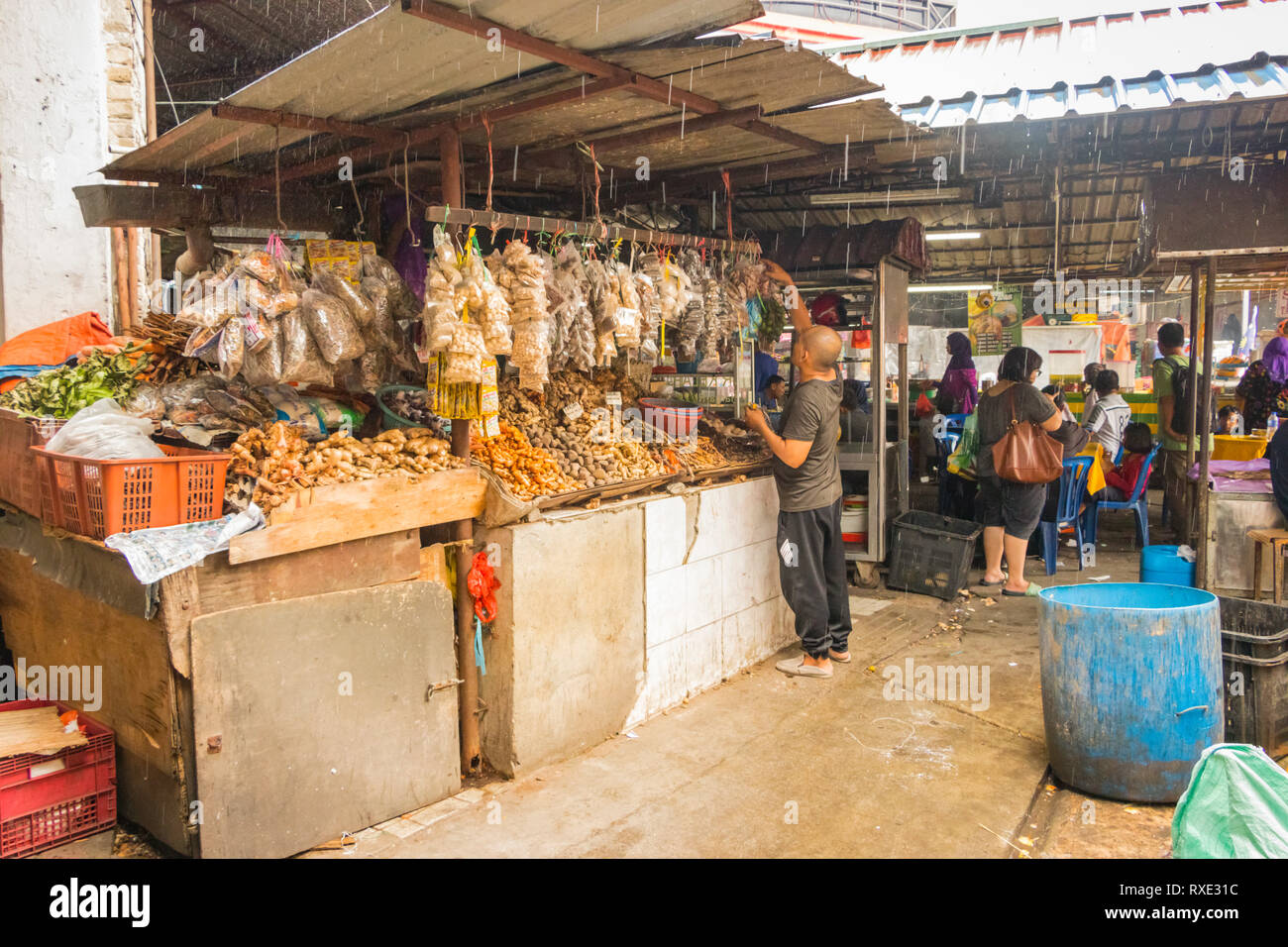 Markt in strömenden Regen in Chow kit Markt Kuala Lumpur Malaysia Abschaltdruck Stockfoto