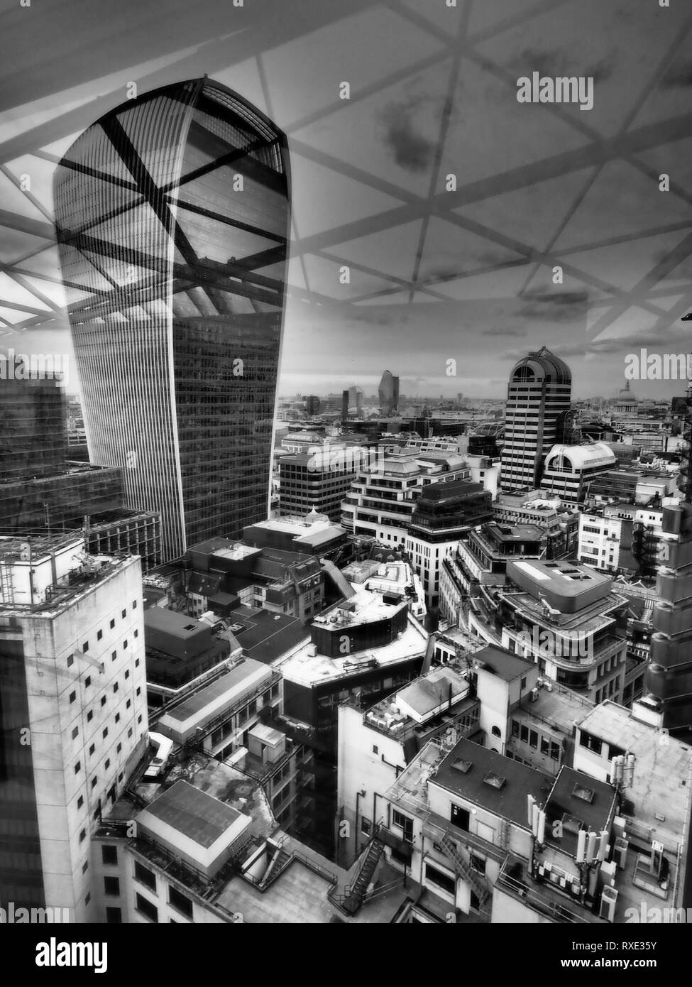 Blick vom Garten auf 120'a Roof Garden in London. Die Walkie Talkie Wolkenkratzer, Häuser der Sky Garden links abgebildet ist. Stockfoto