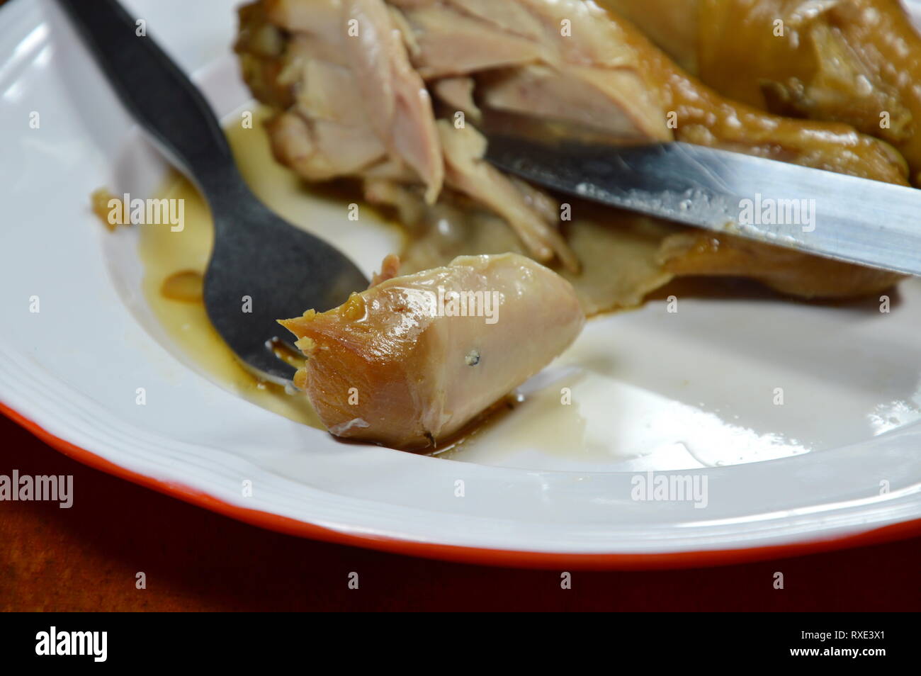 Gekochtes Huhn Bein in Fischsauce schneiden Durch messer Stockfoto