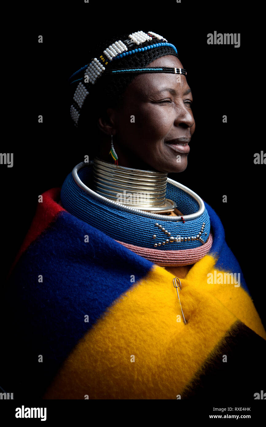 Eine Ndebele Frau in Südafrika. Stockfoto