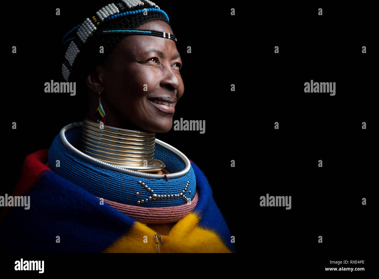 Eine Ndebele Frau in Mpumalanga, Südafrika. Stockfoto