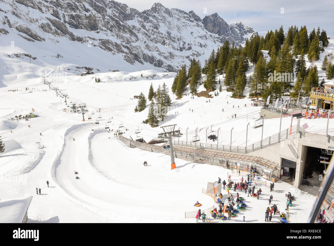 Engelberg, Schweiz - 3. März 2019: Menschen Snow Tubing über Engelberg in den Schweizer Alpen Stockfoto