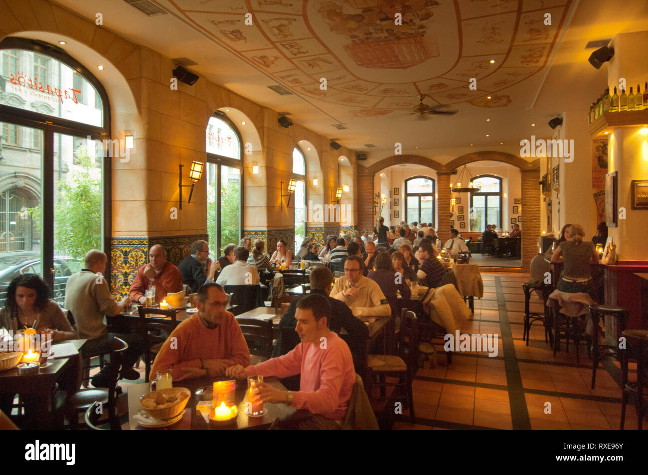 Deutschland, Bayern, Franken, Nürnberg, Altstadt, Restaurant La Casa del Marisco Tapasito in der Schalterhalle der ehemaligen Thurn und Taxis-Bank Stockfoto
