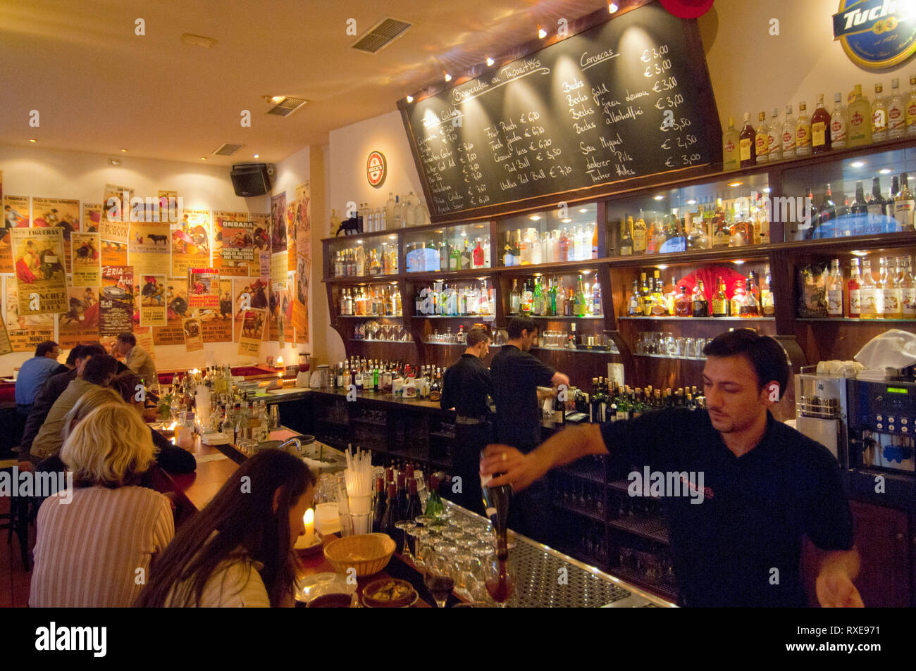 Deutschland, Bayern, Franken, Nürnberg, Altstadt, Restaurant La Casa del Marisco Tapasito in der Schalterhalle der ehemaligen Thurn und Taxis-Bank Stockfoto