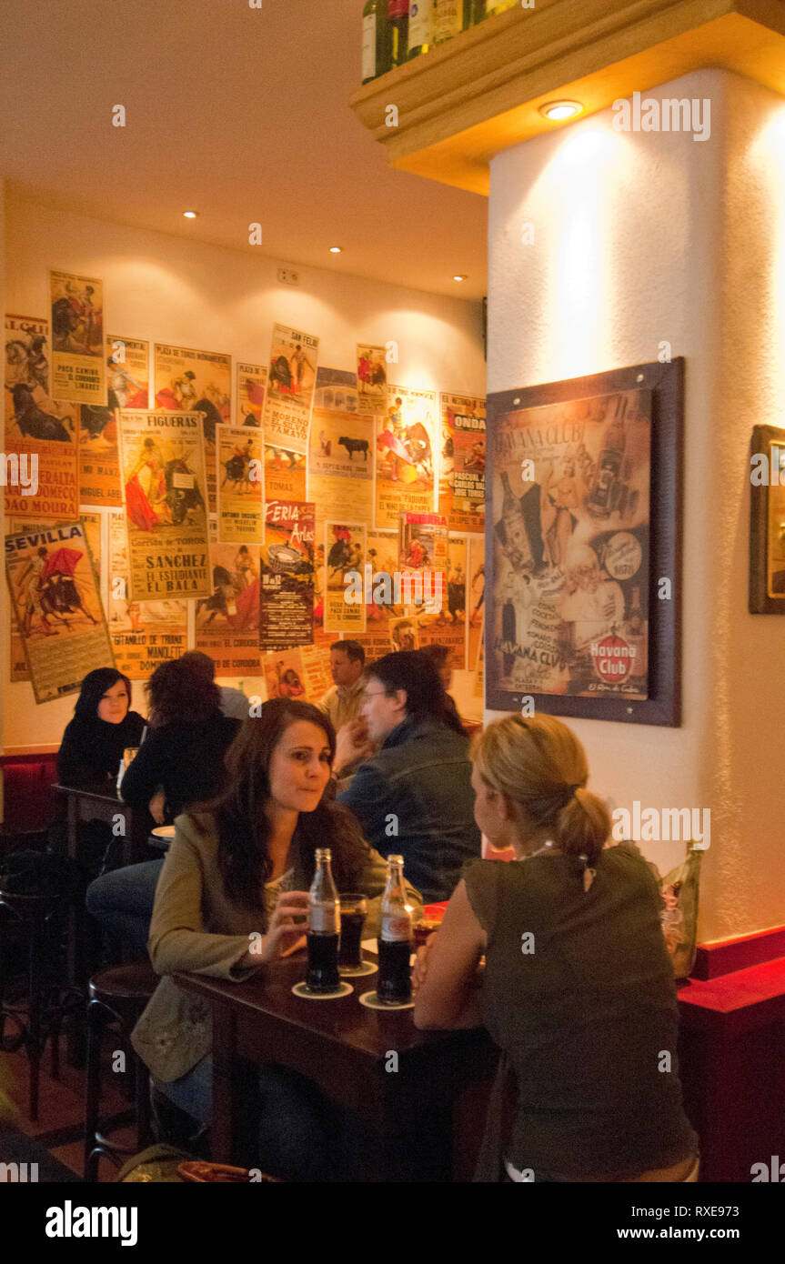 Deutschland, Bayern, Franken, Nürnberg, Altstadt, Restaurant La Casa del Marisco Tapasito in der Schalterhalle der ehemaligen Thurn und Taxis-Bank Stockfoto