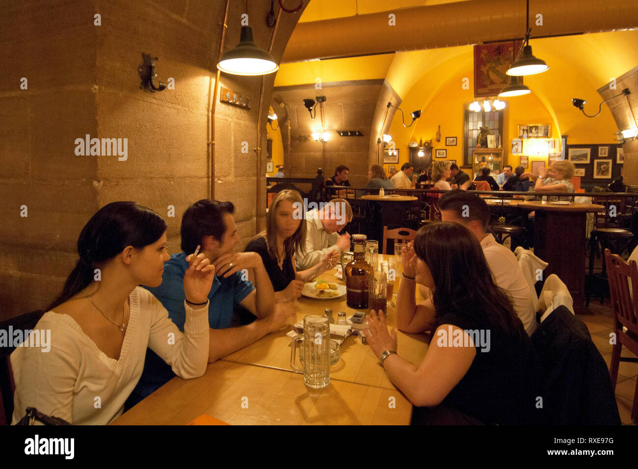 Deutschland, Bayern, Franken, Nürnberg, Altstadt, Bierkeller Barfüßler, Mädchen mit Zigarette Stockfoto