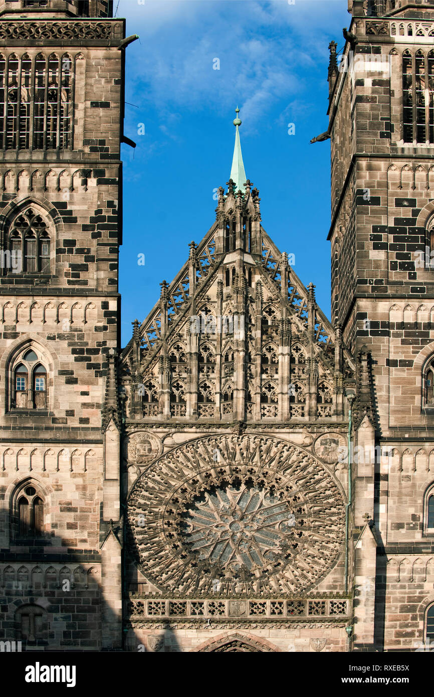 Deutschland, Bayern, Franken, Nürnberg, St. Lorenz - Westportal der Kirche mit Engelsgruss von Veit Stoss Stockfoto