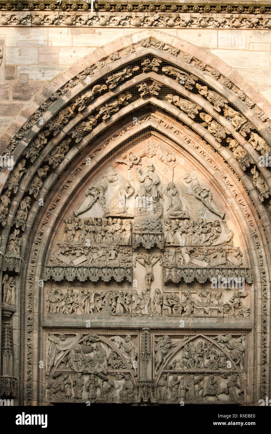 Deutschland, Bayern, Franken, Nürnberg, St. Lorenz - Westportal der Kirche mit Engelsgruss von Veit Stoss Stockfoto