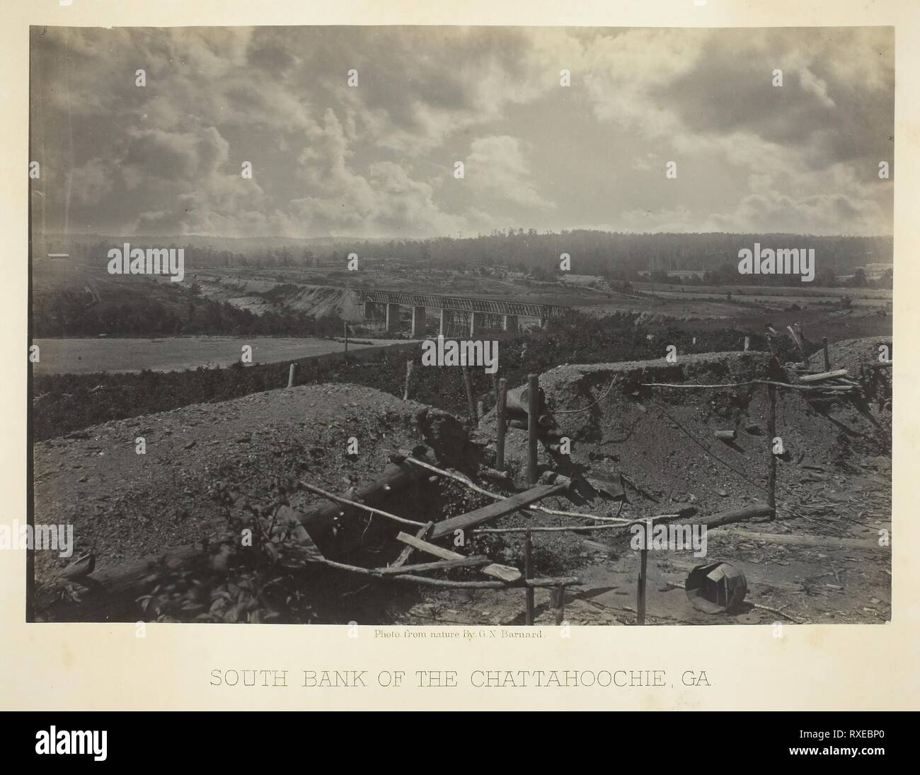 South Bank der Chattahoochie, Ga George N. Barnard; American, 1819-1902. Datum: 1866. Abmessungen: 24,9 x 36,1 cm (Bild/Papier); 41 x 50,9 cm (album Seite). Eiweiß drucken, Platte 33 von fotografischen Blick das Album 'der Sherman Campaign" (1866). Herkunft: USA. Museum: Das Chicago Art Institute. Stockfoto