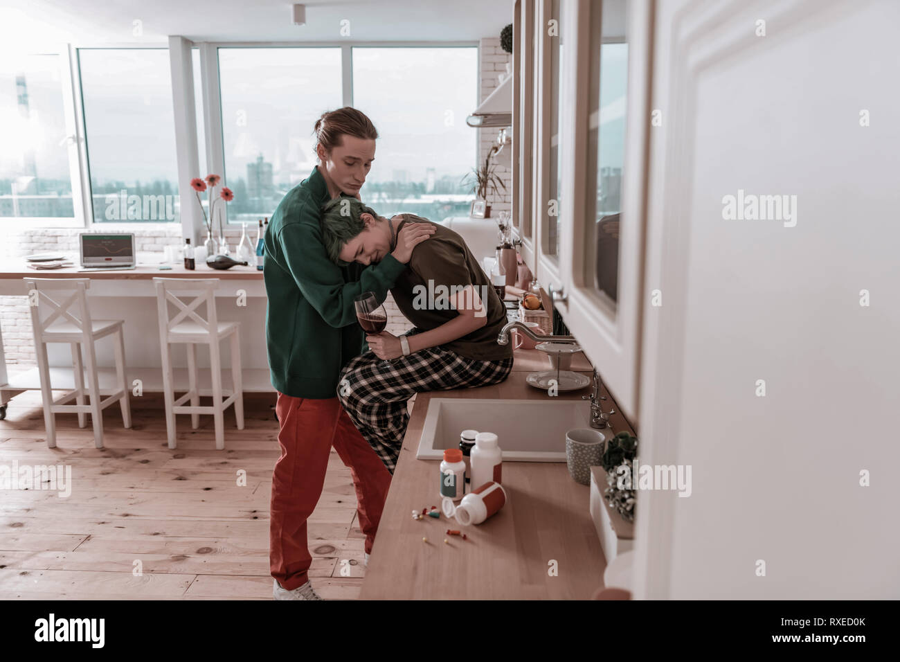 Hoffnungslos Frau lehnte sich auf der Schulter der Ihr unterstützender Ehemann Stockfoto