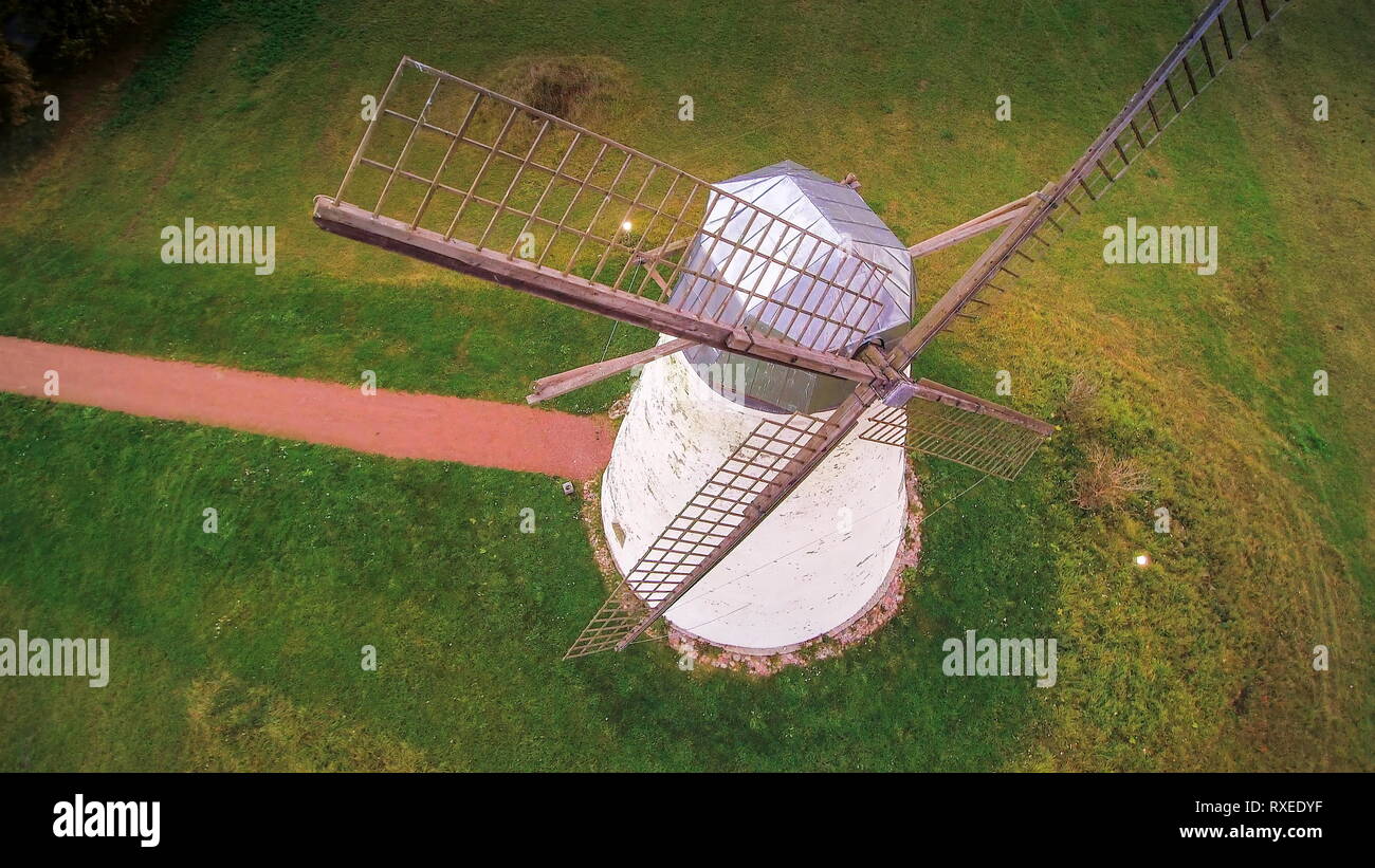 Ansicht von oben auf die alte Windmühle in das Feld ein. Die weiße Windmühle mit alten Propeller bewegt sich nicht Stockfoto