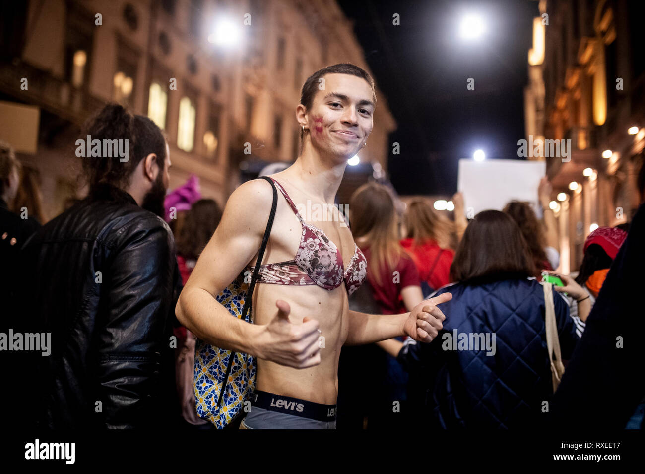 Ein Mann gesehen, Transgender und LGTB Rechte während des Protestes. Das Netzwerk nicht Una di Meno geplante und organisierte eine Sammlung und ein Protest gegen die Diskriminierung der Frau, Mord und Gewalt auf der Veranstaltung zum Internationalen Tag der Frau. Es war aufgerufen, Balance für Bessere, um die Gleichstellung der Geschlechter und das Gleichgewicht fördern. Stockfoto