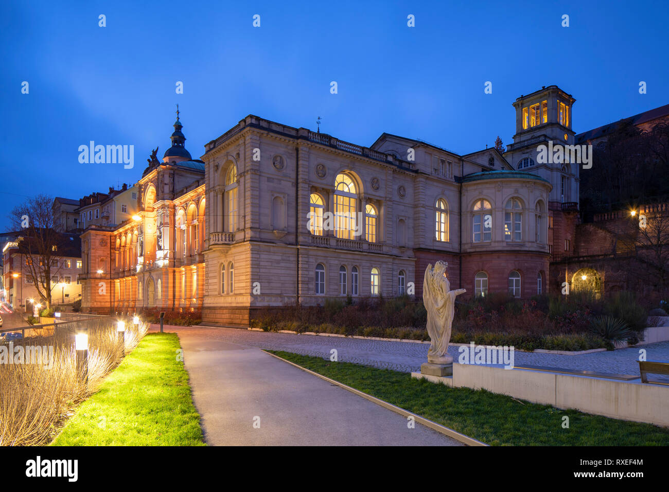 Friedrichsbad (Frederick's Badehaus) bei Dämmerung, Baden-Baden, Baden-Württemberg, Deutschland Stockfoto