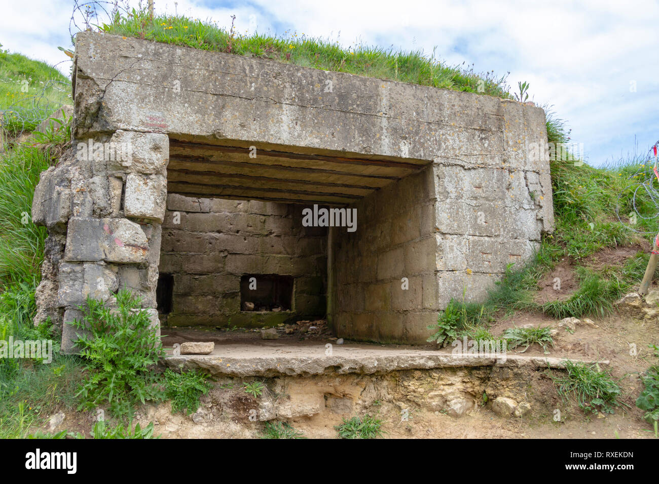 Eine deutsche Bunker mit Blick auf Omaha Beach (grüner Bereich) in Vierville-sur-Mer, Normandie. Stockfoto