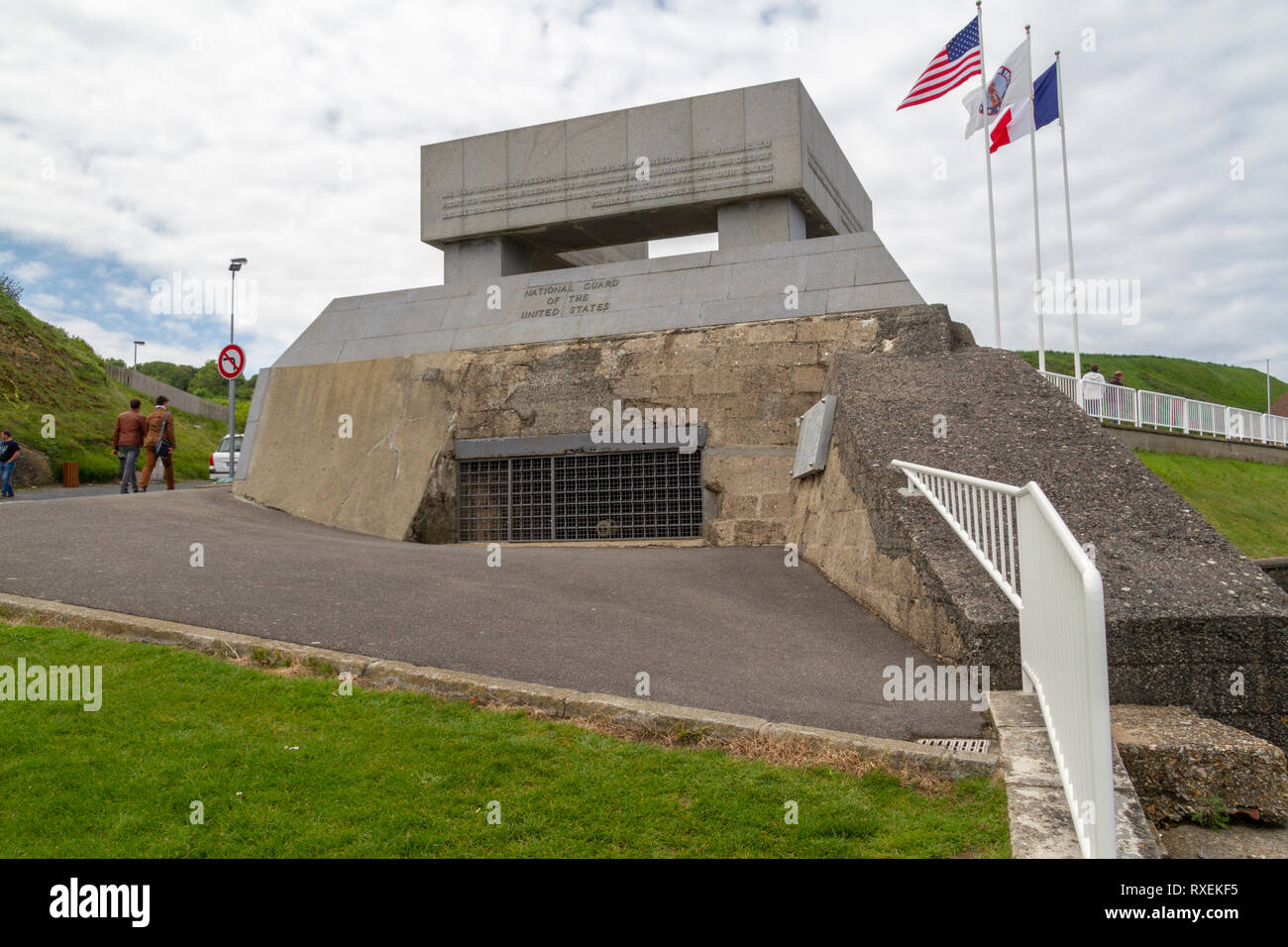 Die Nationalgarde Memorial und Bunker mit Blick auf Omaha Beach (grüner Bereich) in Vierville-sur-Mer, Normandie, Frankreich. Stockfoto