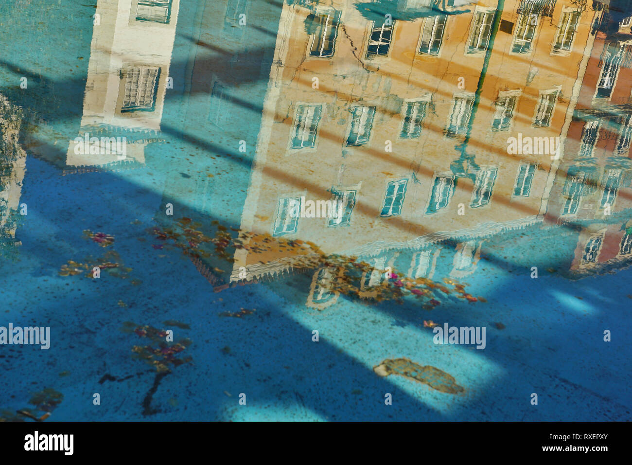 Alte Häuser in Lissabon spiegelt sich in der Pfütze Stockfoto