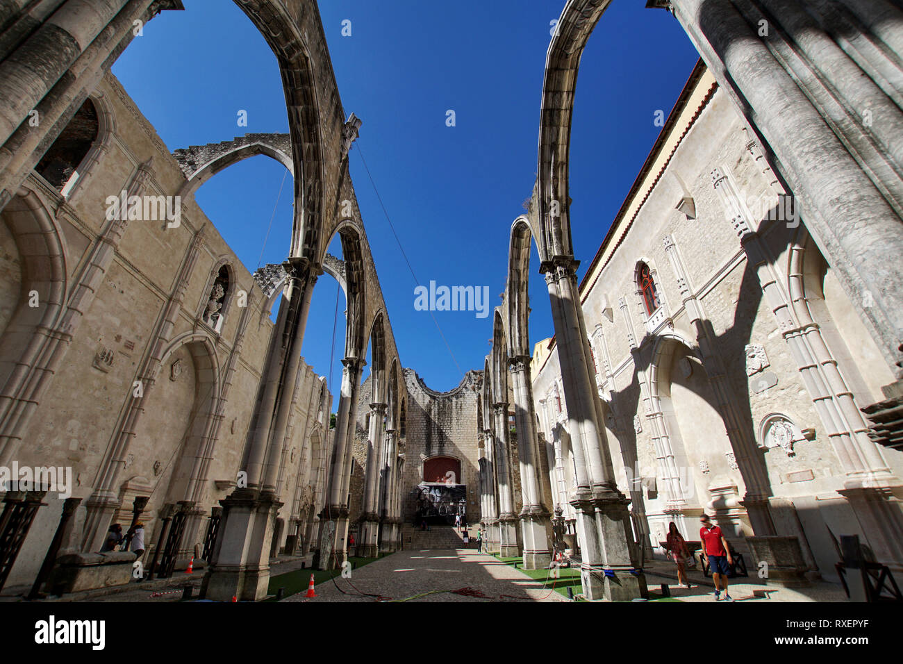 Ruine der gotischen Kirche Unserer Lieben Frau vom Berg Karmel (Igreja do Carmo), durch ein Erdbeben 1755 zerstört, Lissabon, Portugal Stockfoto