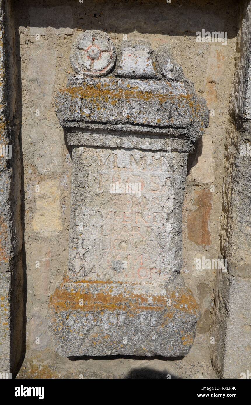 Römerstadt Carnuntum an der Donau bei Wien, Österreich: Römischer Stein beim Museum sterben Stockfoto