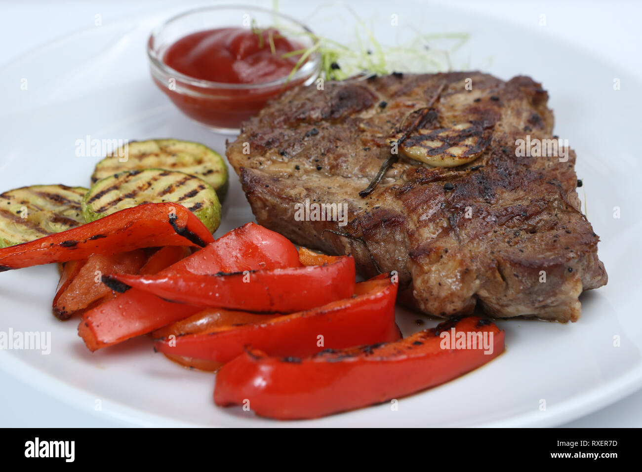 Rindfleisch Döner auf einer Platte mit gegrilltem Gemüse, Zucchini und Bulgarischen roten Pfeffer, mit Gruenen und Sauce eingerichtet Stockfoto
