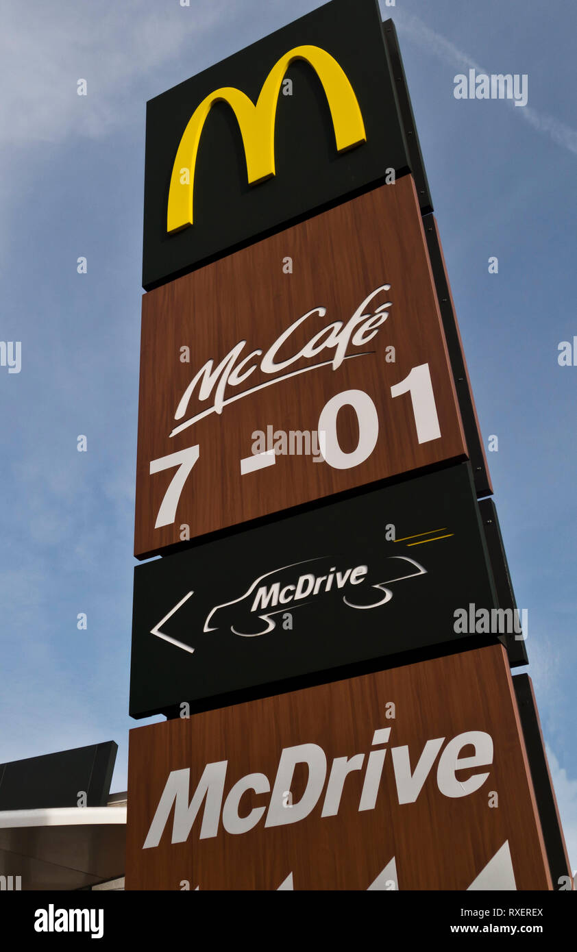 McDrive und McCafe Zeichen mit Wegbeschreibung und Öffnungszeiten Stockfoto