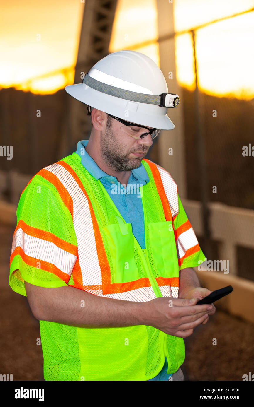 Bauingenieur tragen Sicherheitsausrüstung, reflektierende Weste, Helm und Schutzbrille Stockfoto