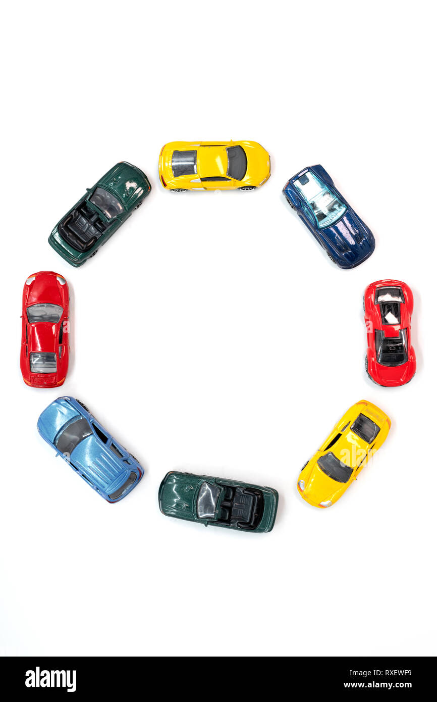 Spielzeugautos in einem Kreis Muster angeordnet Stockfoto