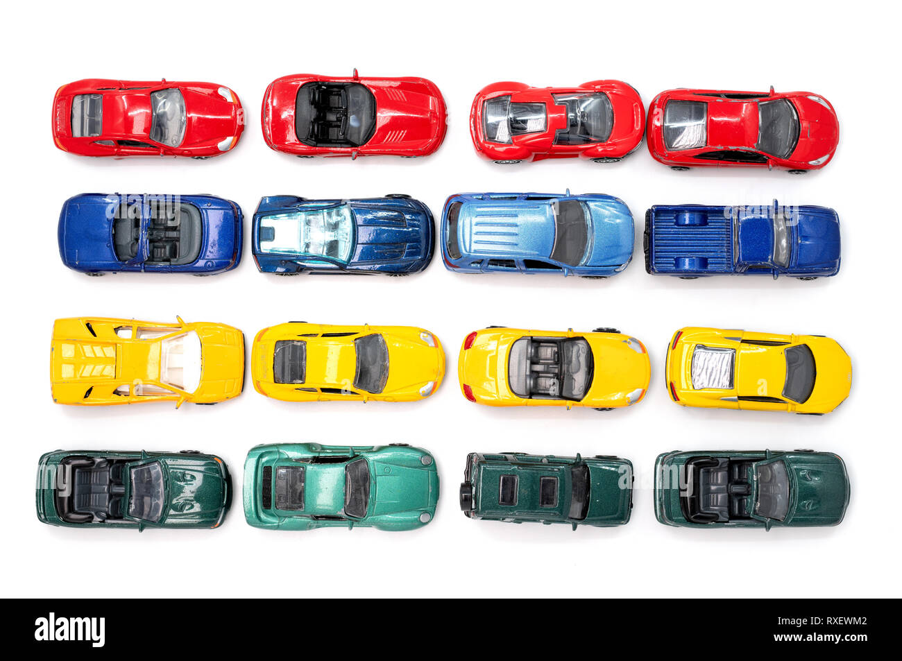 Spielzeugautos in den ordentlichen Reihen der vier Grundfarben Stockfoto