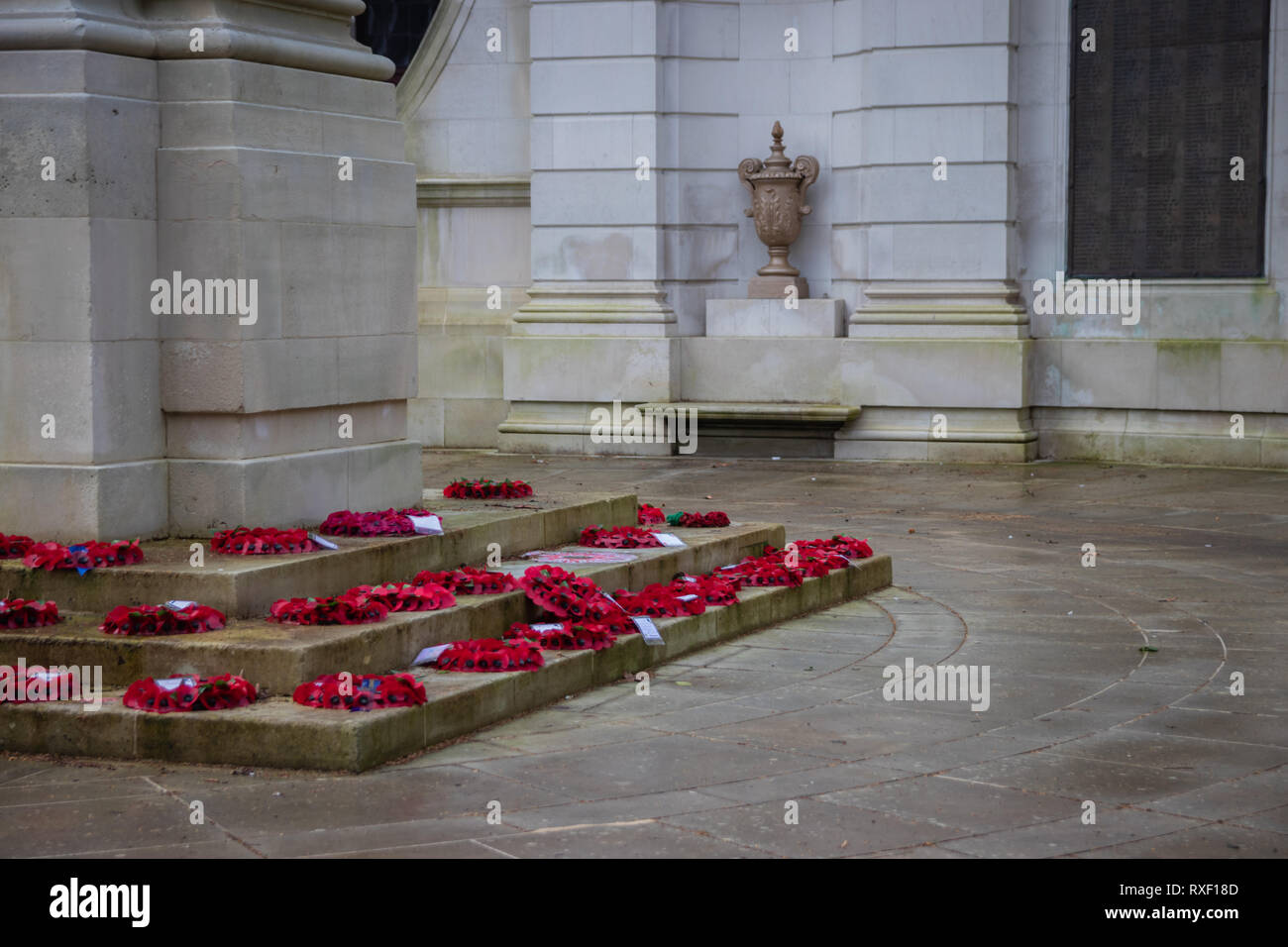 Mohnblumen am Kriegsdenkmal in Portsmouth, Großbritannien, nach der Erinnerung Tag der Parade Stockfoto
