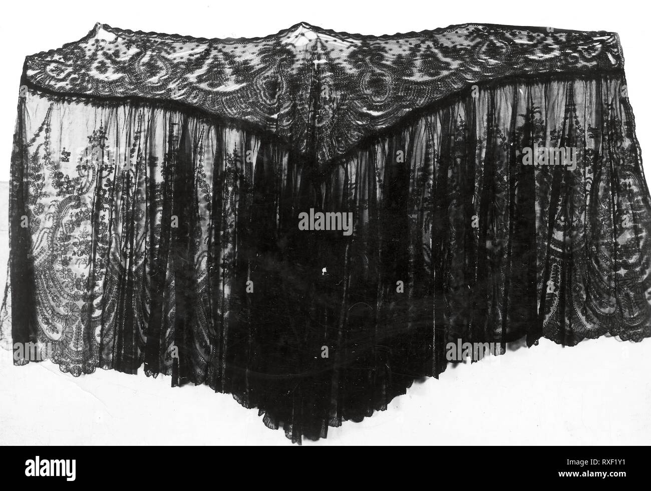 Kap. Vermutlich England. Datum: 1855-1865. Abmessungen: 105,3 ×'153.0 cm (41 1/2 x 60 1/4 in.) Breite der gerafften Bodenplatte: 44,6 cm (17 1/2 in.). Seide, Warp rahmen Maschine Spitze umrandet mit gerader Maschine spitze Imitation von "Bayeux" klöppelspitze. Herkunft: England. Museum: Das Chicago Art Institute. Stockfoto
