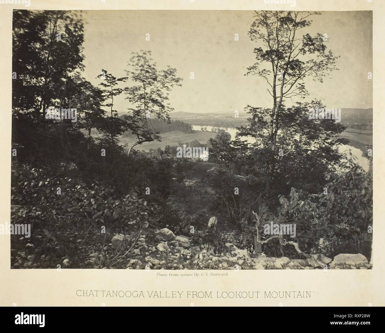 Chattanooga Valley von Lookout Mountain. George N. Barnard; American, 1819-1902. Datum: 1864-1866. Abmessungen: 25,6 x 35,7 cm (Bild/Papier); 40,9 x 51 cm (album Seite). Eiweiß drucken, Platte 13 von fotografischen Blick das Album 'der Sherman Campaign" (1866). Herkunft: USA. Museum: Das Chicago Art Institute. Stockfoto