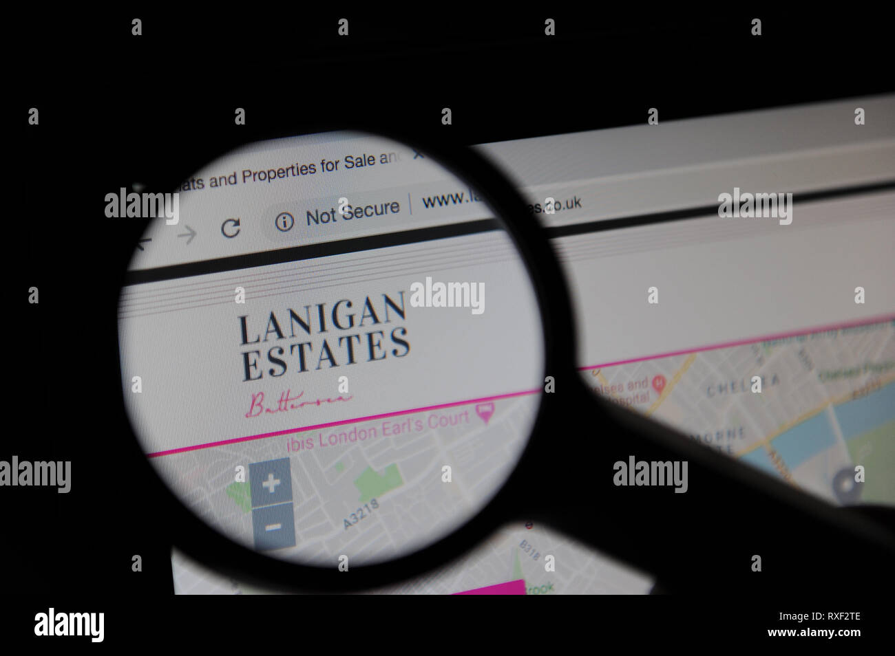 Lanigan's Makler Homepage durch ein Vergrößerungsglas gesehen Stockfoto