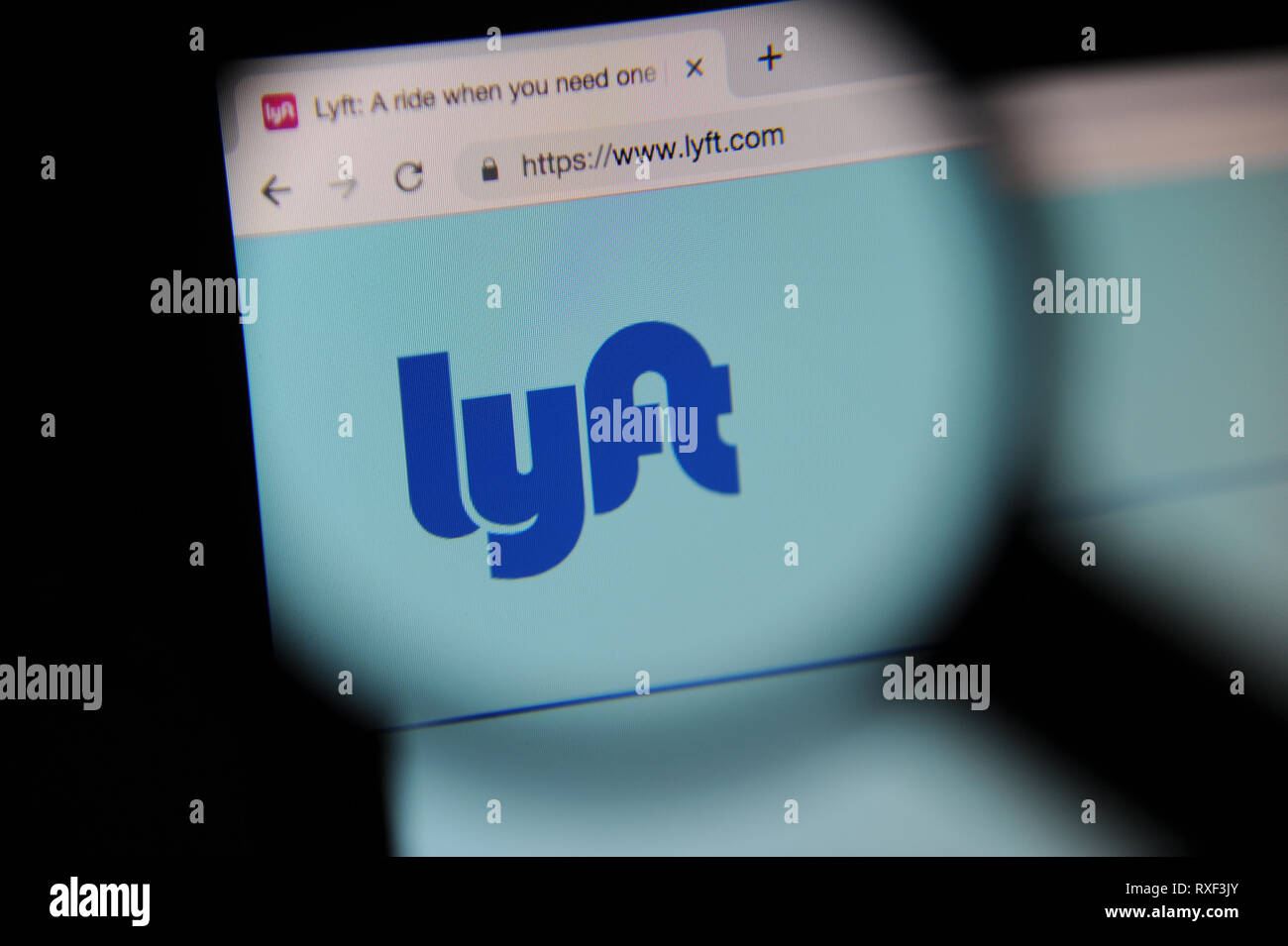 Lyft Website durch ein Vergrößerungsglas betrachtet, Lyft ist eine Mitfahrzentrale Unternehmen in den USA. Stockfoto