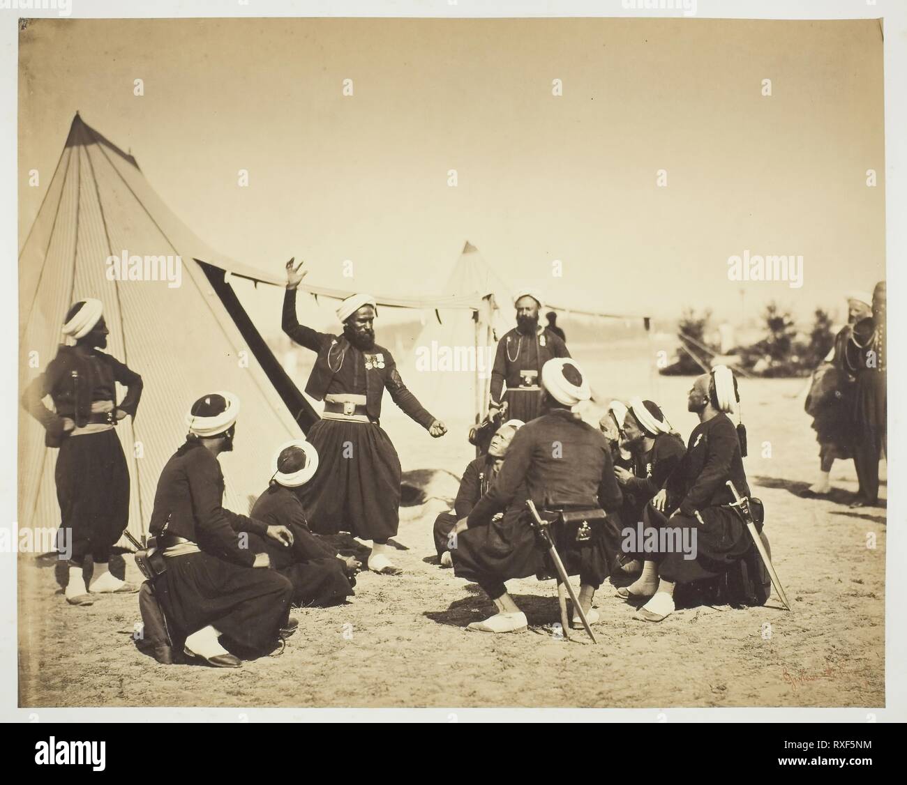 Zouave Storyteller (Le recit). Gustave Le Gray; Französisch, 1820-1884. Datum: 1857. Abmessungen: 30,6 x 38,5 cm (Bild/Papier); 52,7 × 63,7 cm (album Seite). Eiweiß drucken, aus dem Album ouvenirs du Camp de Châlons'. Herkunft: Frankreich. Museum: Das Chicago Art Institute. Stockfoto