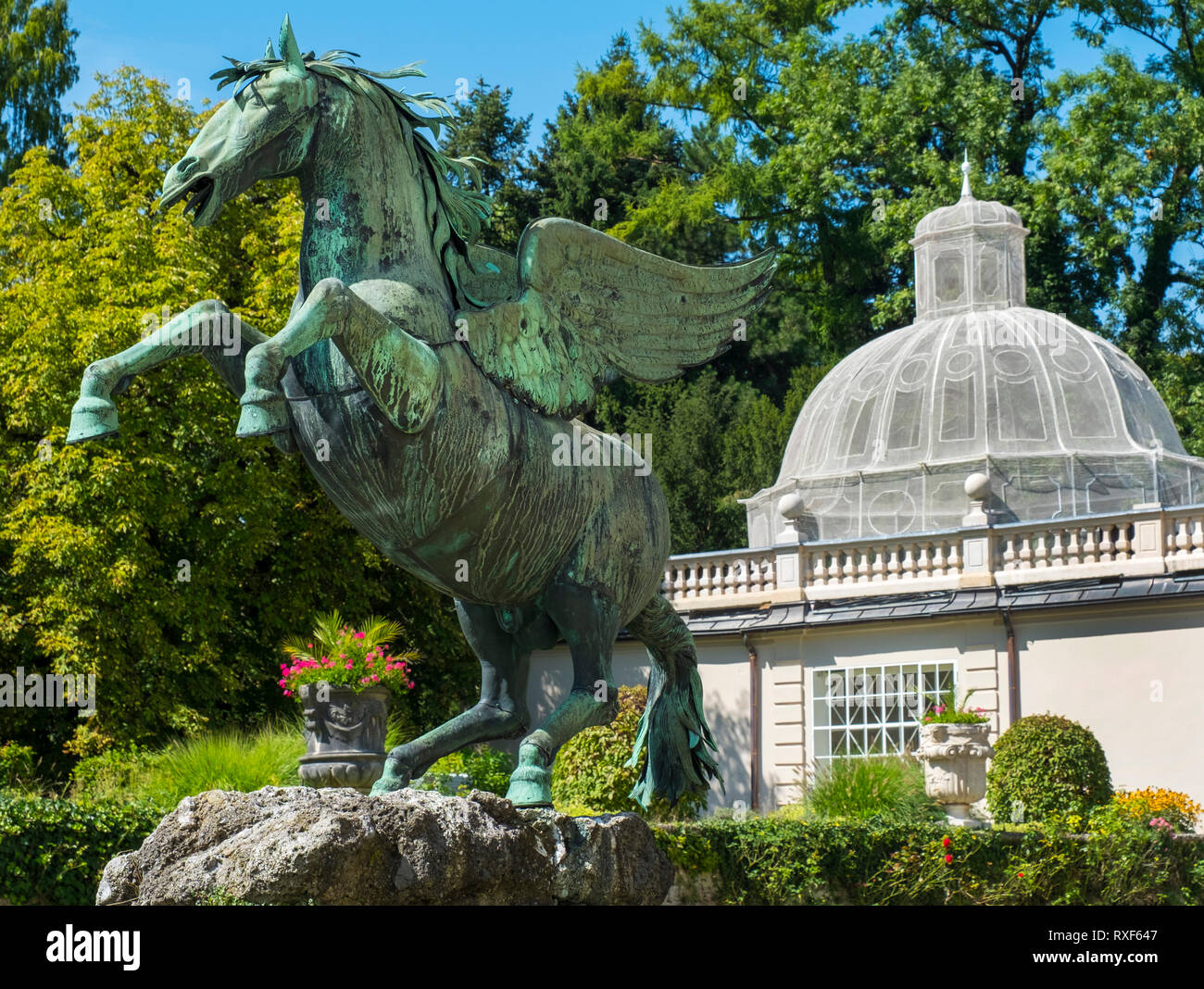 Die Pegasus Brunnen vor dem Schloss Mirabell in Salzburg. Österreich, Europa. Stockfoto