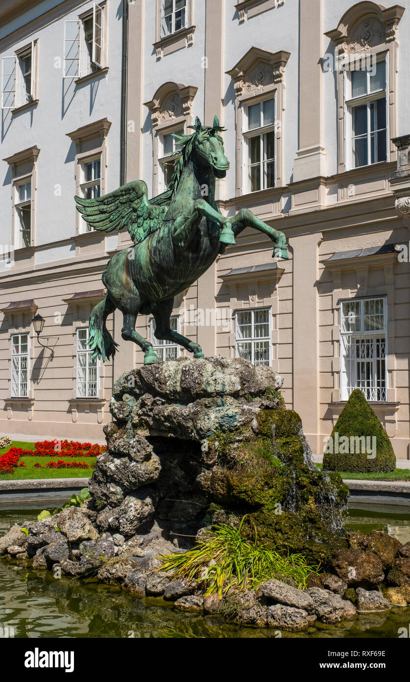 Die Pegasus Brunnen vor dem Schloss Mirabell in Salzburg. Österreich, Europa. Stockfoto