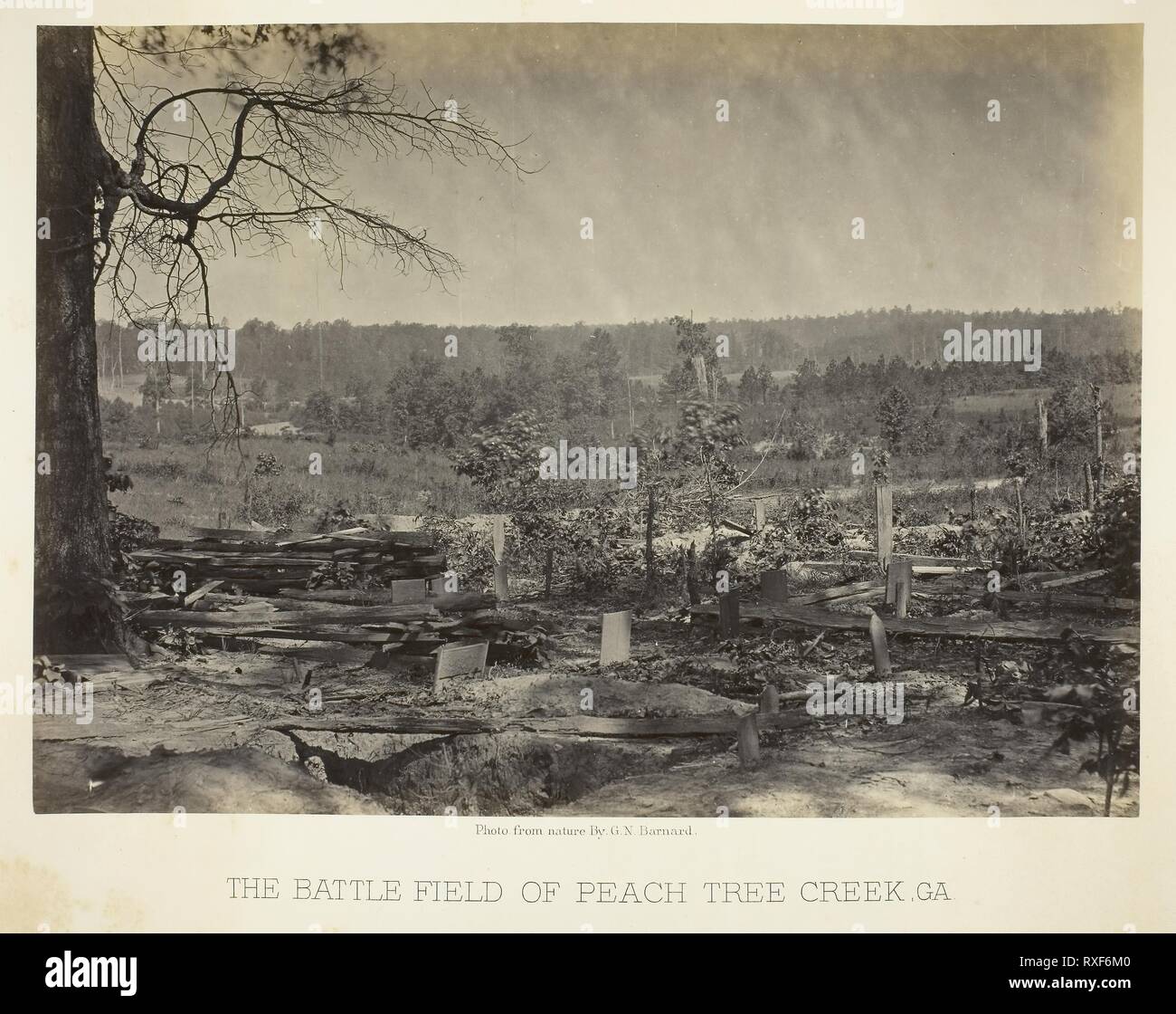 Das Schlachtfeld von Peach Tree Creek, Ga George N. Barnard; American, 1819-1902. Datum: 1864-1866. Abmessungen: 25,4 x 35,7 cm (Bild/Papier); 41 x 50,8 cm (album Seite). Eiweiß drucken, Platte 34 von fotografischen Blick das Album 'der Sherman Campaign" (1866). Herkunft: USA. Museum: Das Chicago Art Institute. Stockfoto