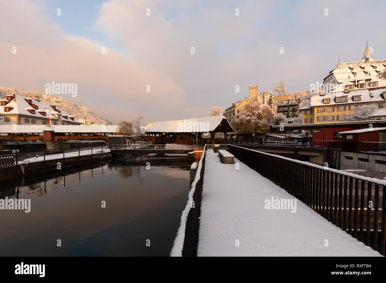Luzern, Schweiz, 4. Februar 2019: Luzern mit Reuss und hölzerne Brücke namens spreuer Brücke auf einen wunderbaren Winter morgen Stockfoto