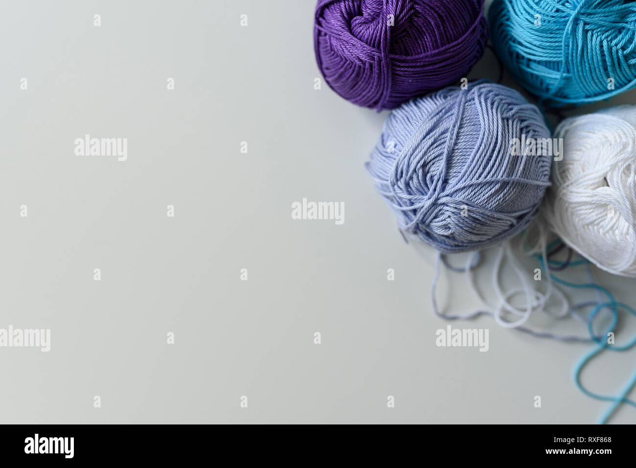 Blick von oben auf bunten Garnen Kugeln für Hand Stricken auf weißem Hintergrund. Stockfoto