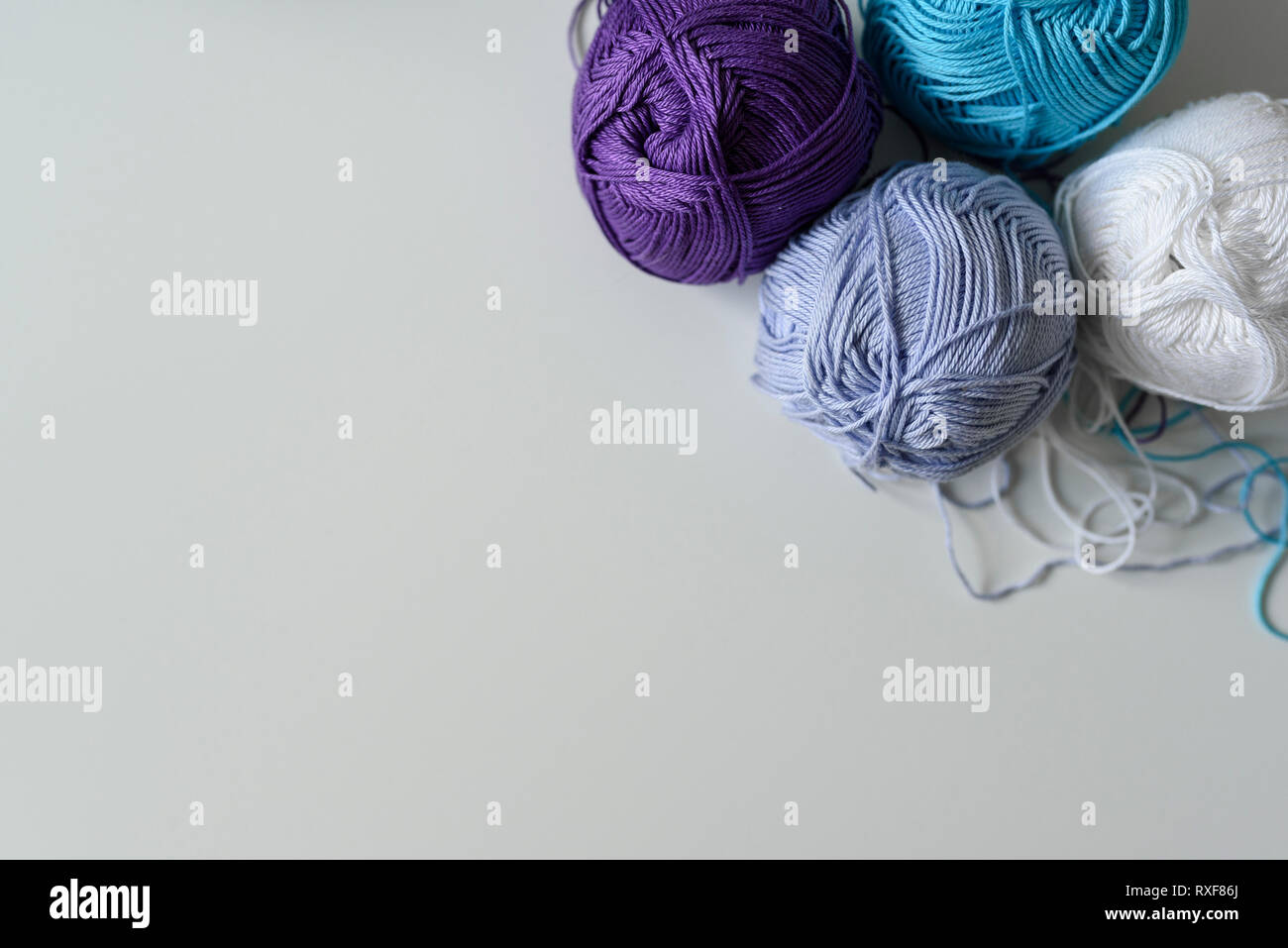 Lila, Blau und Weiß Garn Kugeln für Hand Stricken auf weißem Hintergrund mit kopieren. Stockfoto