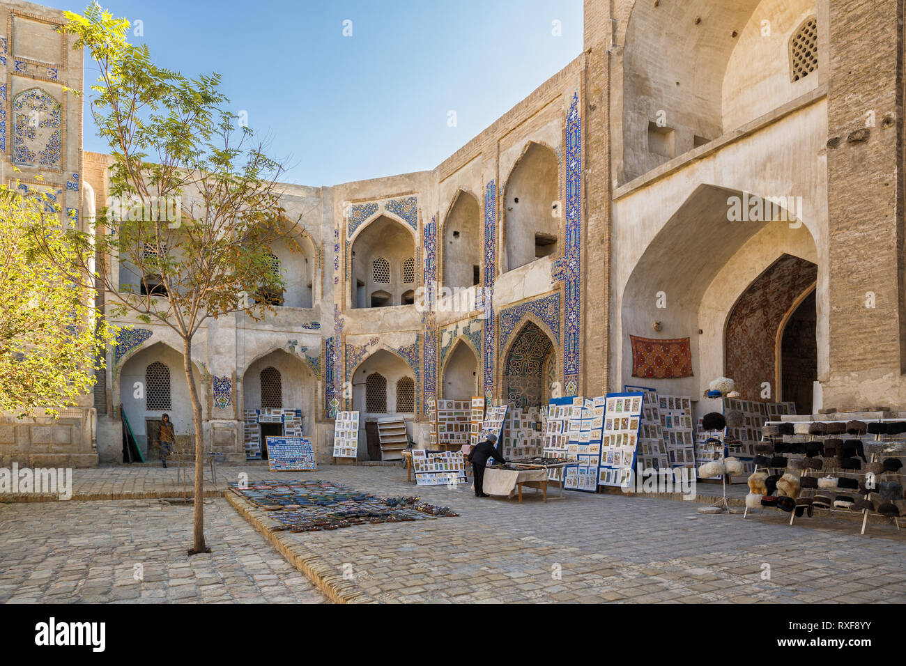 Buchara, Usbekistan - Oktober 19, 2016: Innenhof der Alten medrese Abdulazizkhan. Einheimische Souvenirs verkaufen. Stockfoto