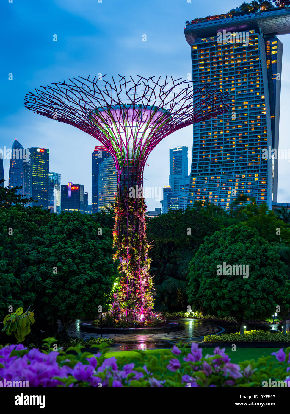 SINGAPORE CITY, Singapur - Februar 03, 2019: Gardens by the Bay in Singapur, einzigartige Vertikale Gärten ähnlich hohen Bäumen, mit großen Vordächern Stockfoto