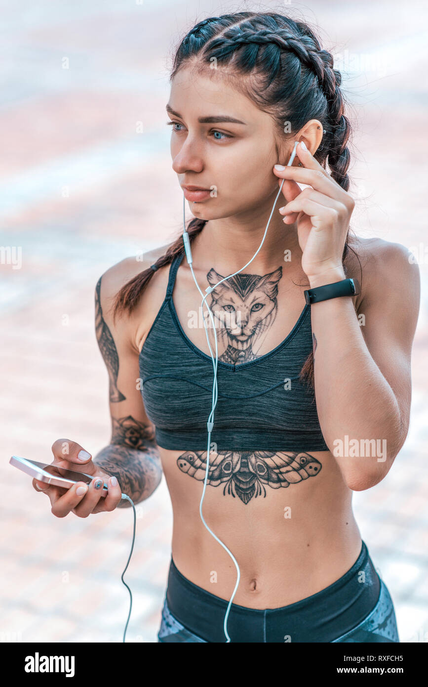 Mädchen mit Tattoos Mädchen mit Tattoos
