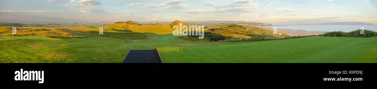 Juli 2014 18. Ansicht des 1-T-Stück auf der Portstewart Golf Club mit Portstewart Strand und Mussenden Temple im Hintergrund. Stockfoto