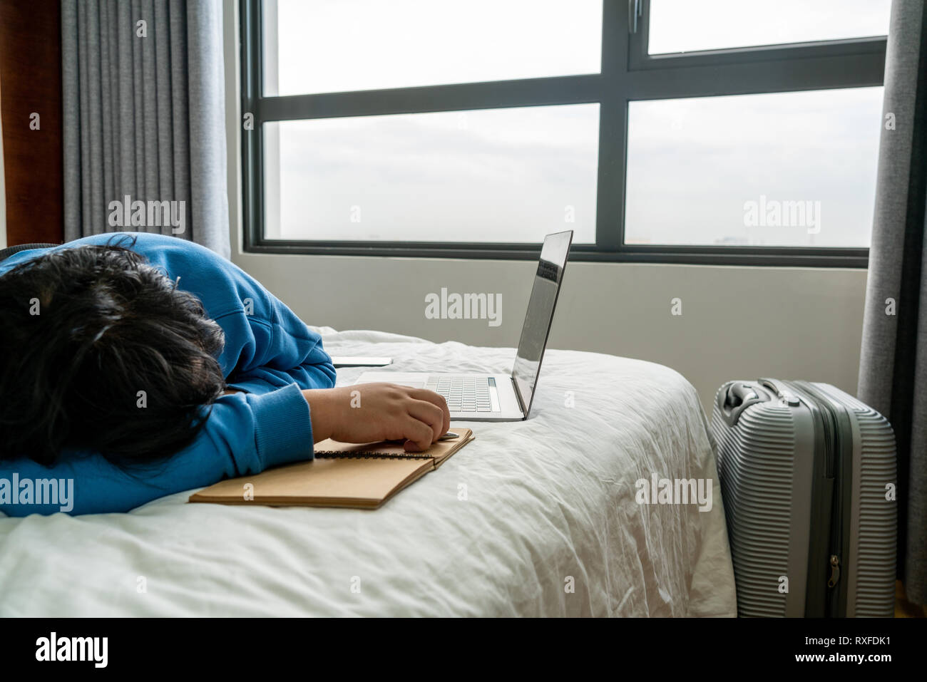 Müde Geschäftsfrau Schlafen im Hotel Zimmer Stockfoto